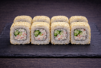 Ролл калифорния в кунжуте - Доставка суши, роллов, пиццы в Новосибирске
